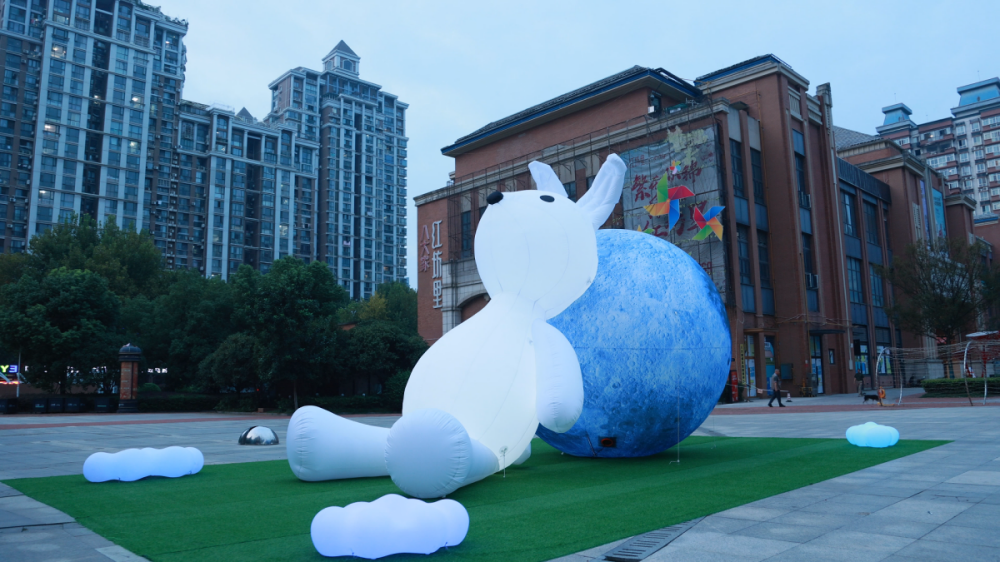 武漢驚現(xiàn)8米巨型玉兔！這個(gè)國(guó)慶，在八大家紅坊里邂逅萌趣月光
